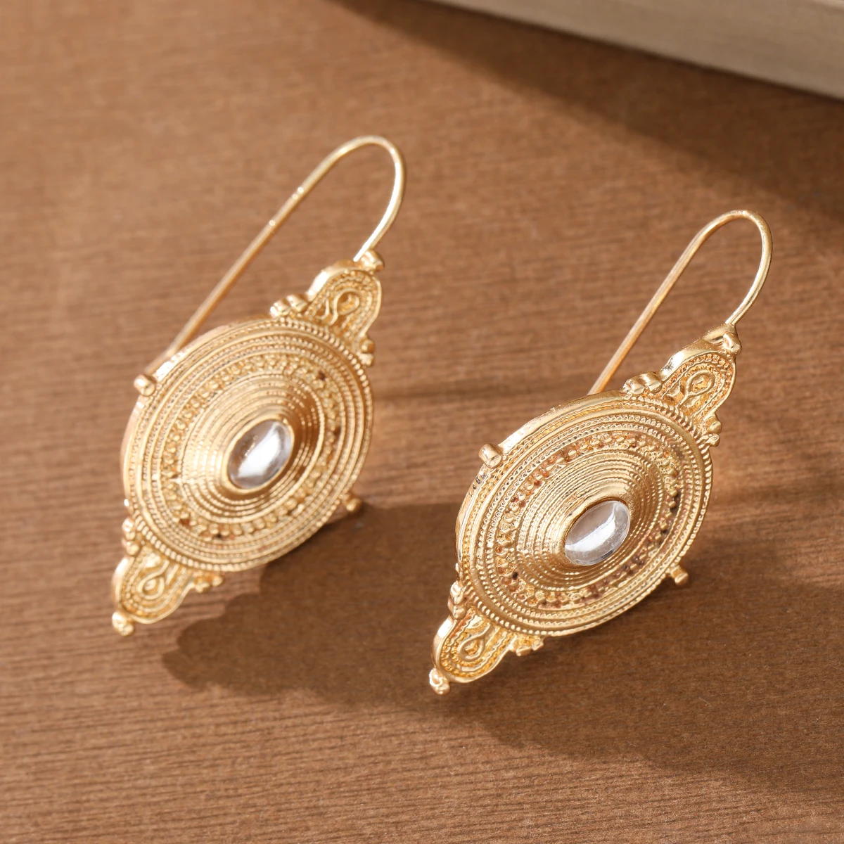Ethnic style oval-shaped engraved pattern with artificial gemstones, women's dangle earrings, suitable for casual parties