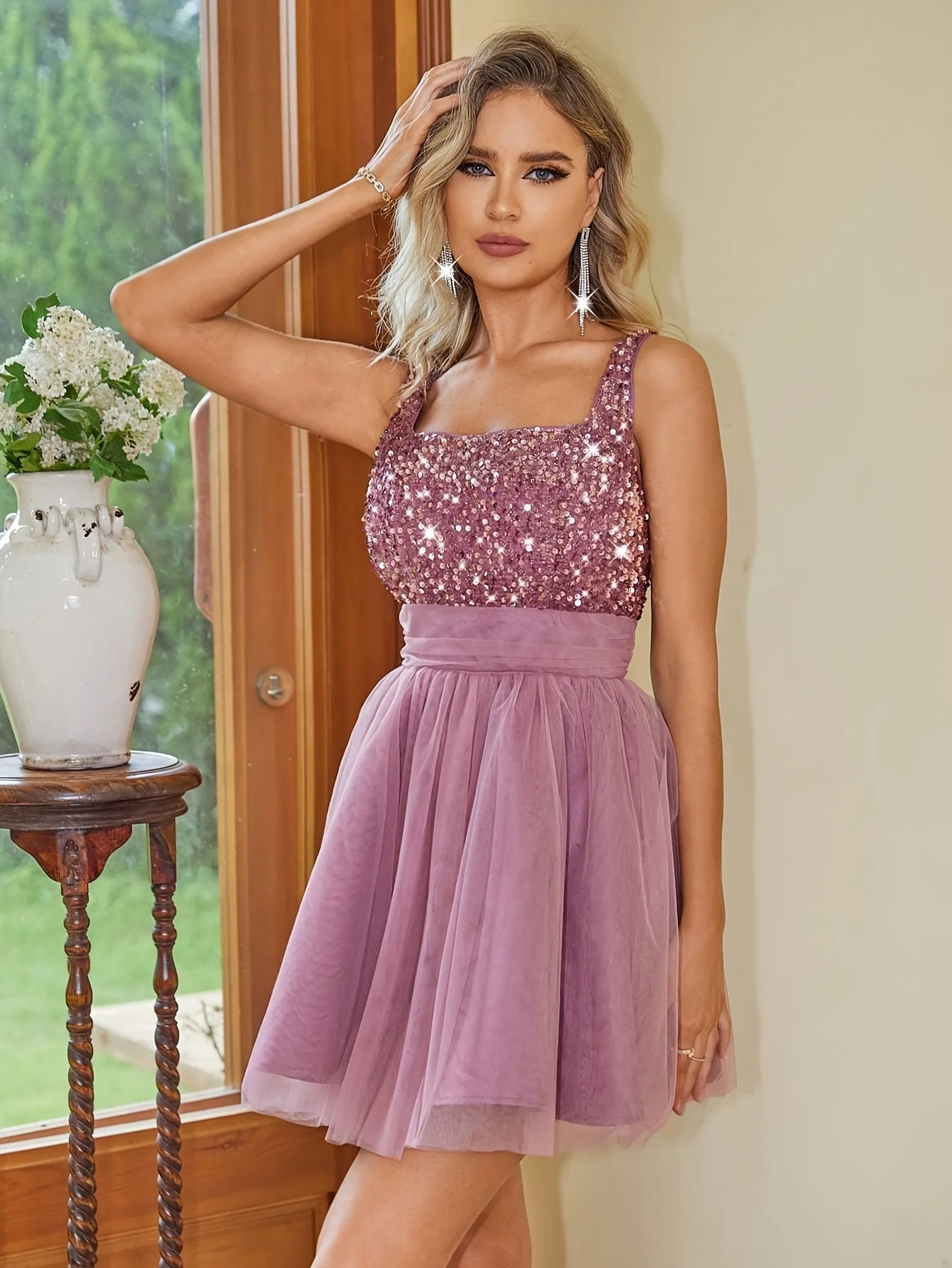 

Sequined Tulle Splicing Short A-line Homecoming Dress Sweet Ruffle Hem Swing Mini Dresses For Party Square Collar Backless Gown