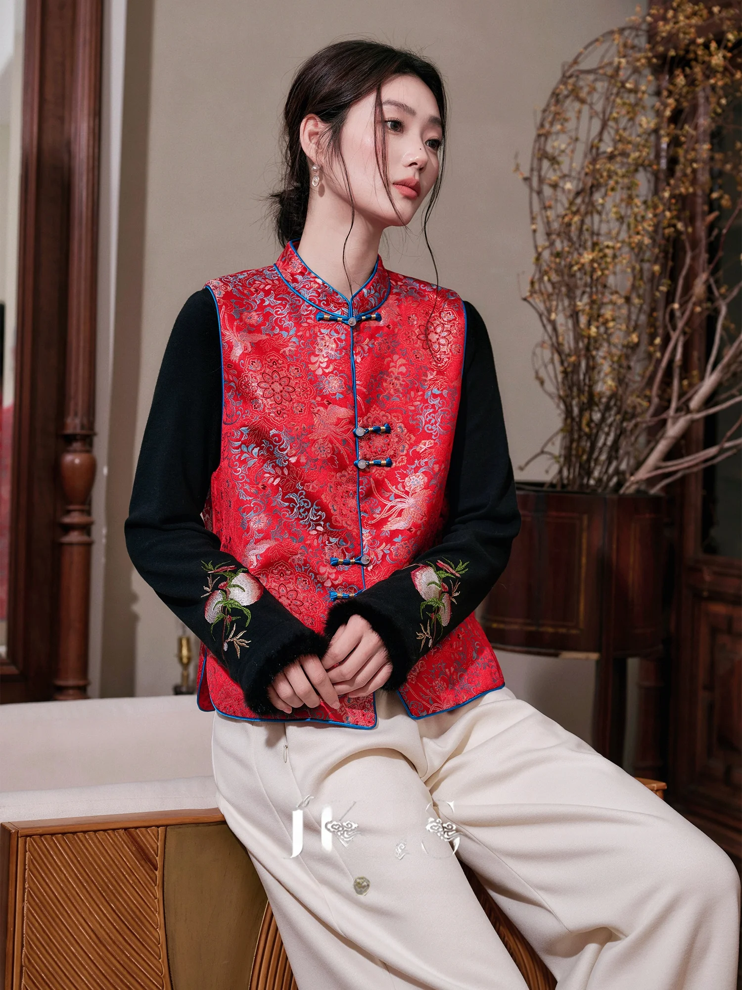 

Красный женский жилет в китайском стиле, новинка, модный, на пуговицах, свободного кроя, с длинными рукавами и воротником-стойкой