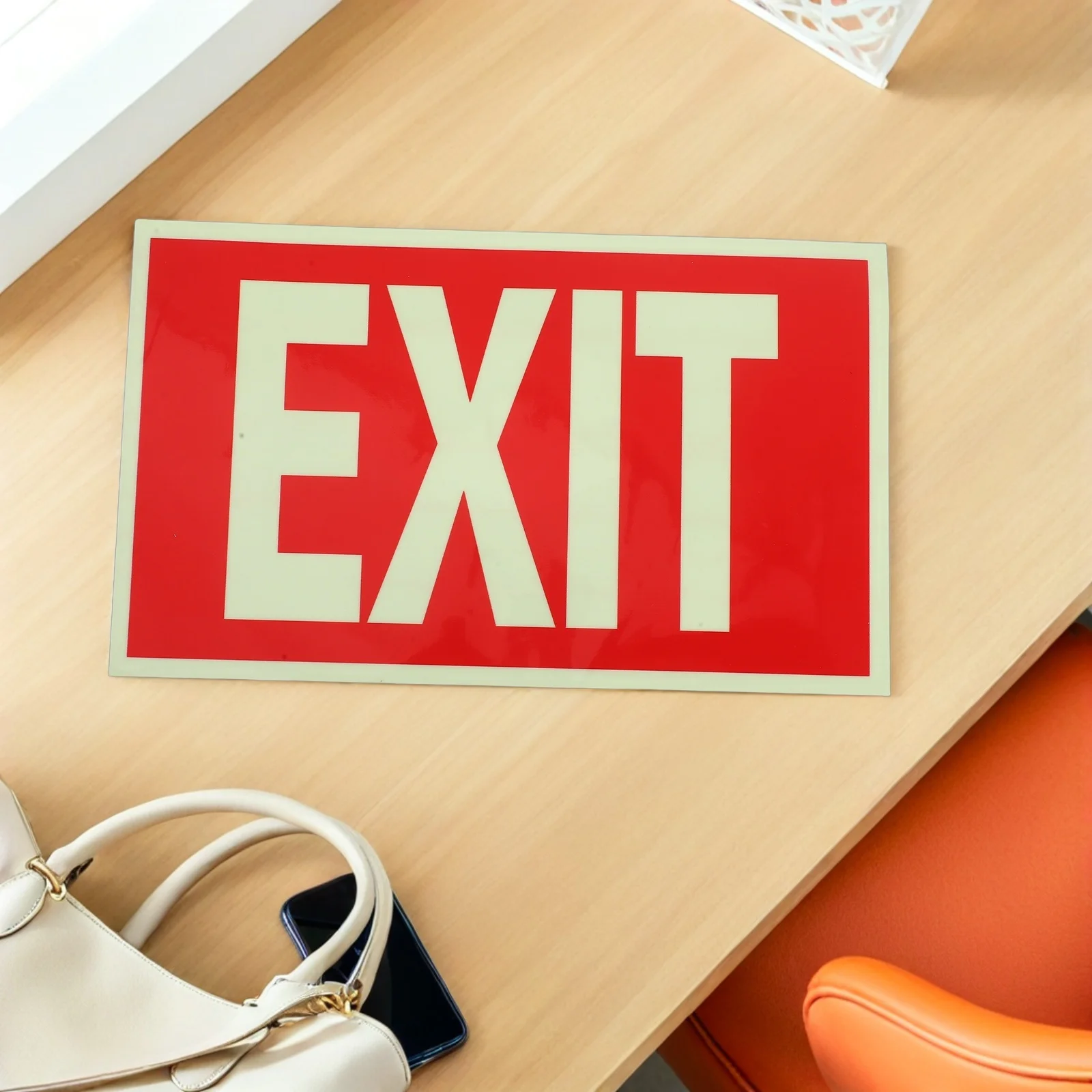 Samoprzylepna naklejka ze znakiem wyjścia awaryjnego świecąca w ciemności do centrów handlowych, supermarketów, kin, barów, zapewniająca bezpieczeństwo pożarowe i wysoką widoczność.