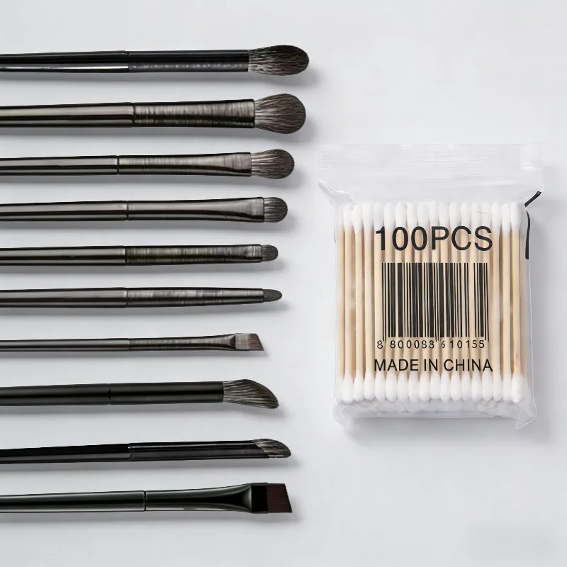 مجموعة أقلام تحديد العيون المقاومة للتلطيخ مع فرش دقيقة للعين وأدوات تطبيق ظلال العيون ذات الشعيرات الناعمة ومسحات قطنية للمكياج