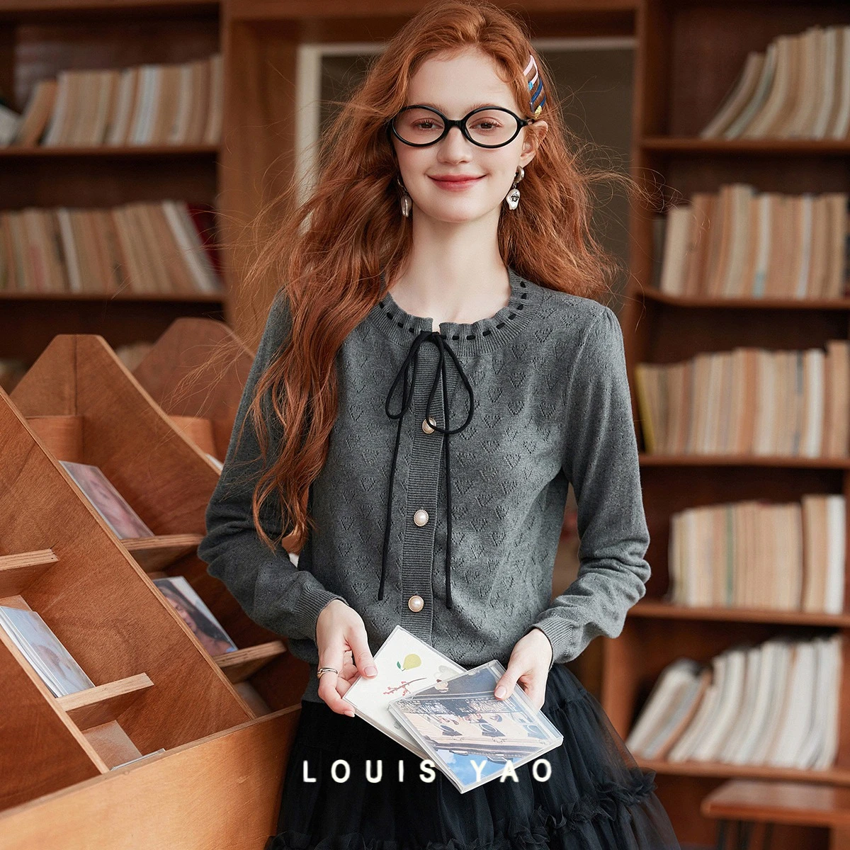 

LOUIS YAO, кардиган с нежным узором и текстурой любви, осень-зима 2022, модный женский вязаный свитер с микроэластичной лентой и бантом