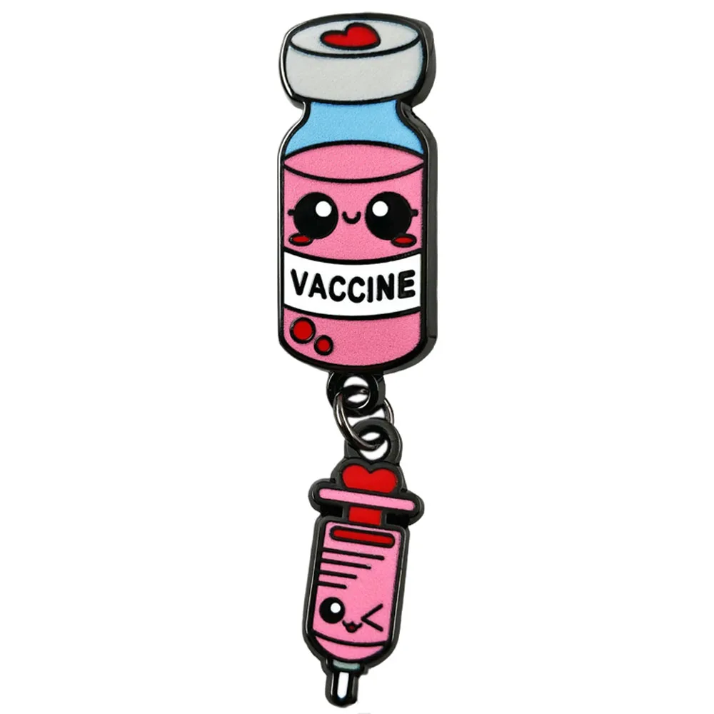 Niedliche Impfstoff-Spritzen-Brosche, Cartoon-Design, rosa Impfstoffflasche, Emaille-Anstecker mit Anhänger, Abzeichen in Form einer Flasche für Infusionen, Accessoires für Krankenschwestern. – Detail 1