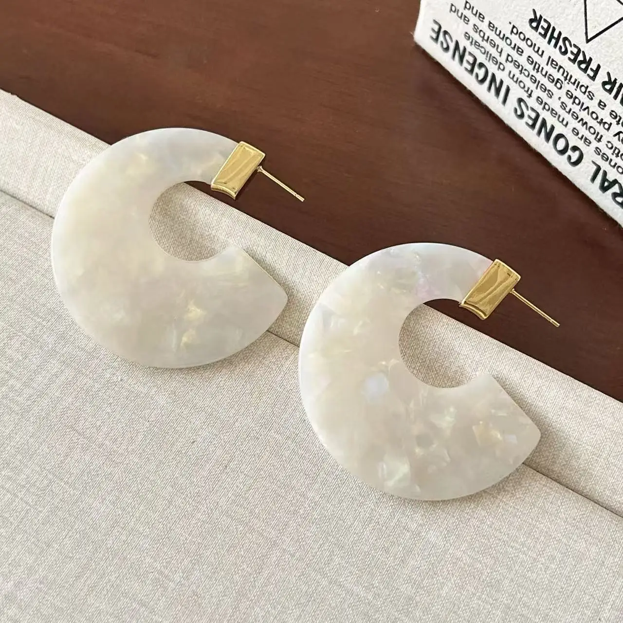 New C-shaped shell earrings, curved design, gentle fashion, contrasting colors, sensual earrings, elegant and fashionable studs.