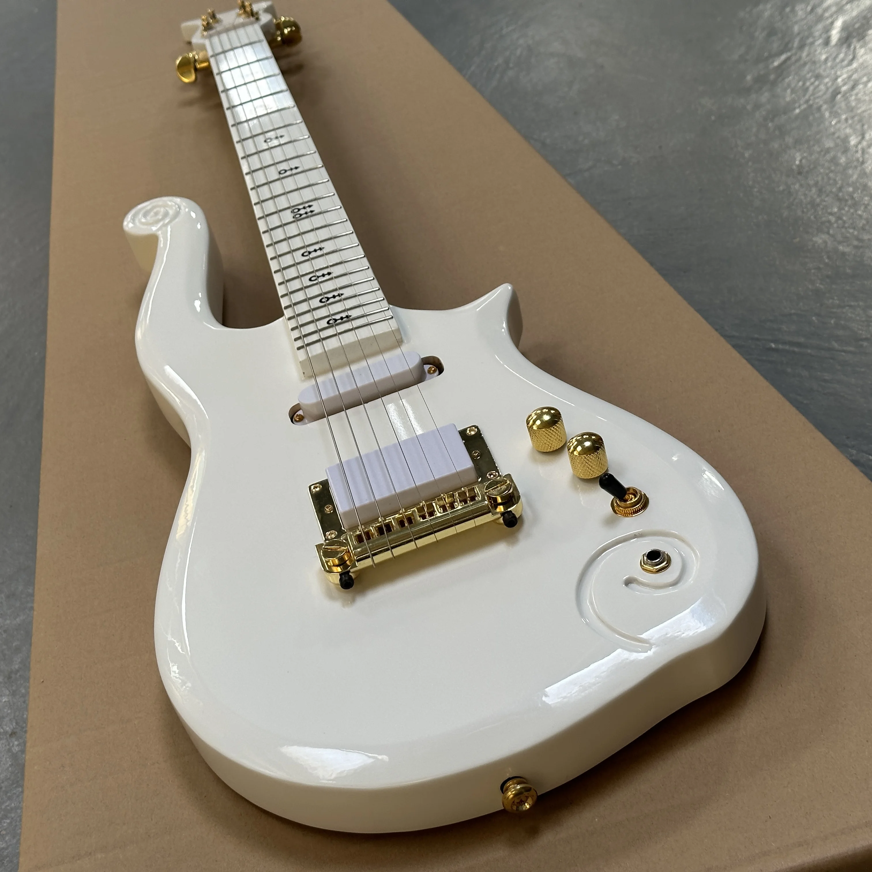 

White electric guitar, mid-range full and warm-toned guitar, 22-fret fast-picking high-fretboard electric guitar