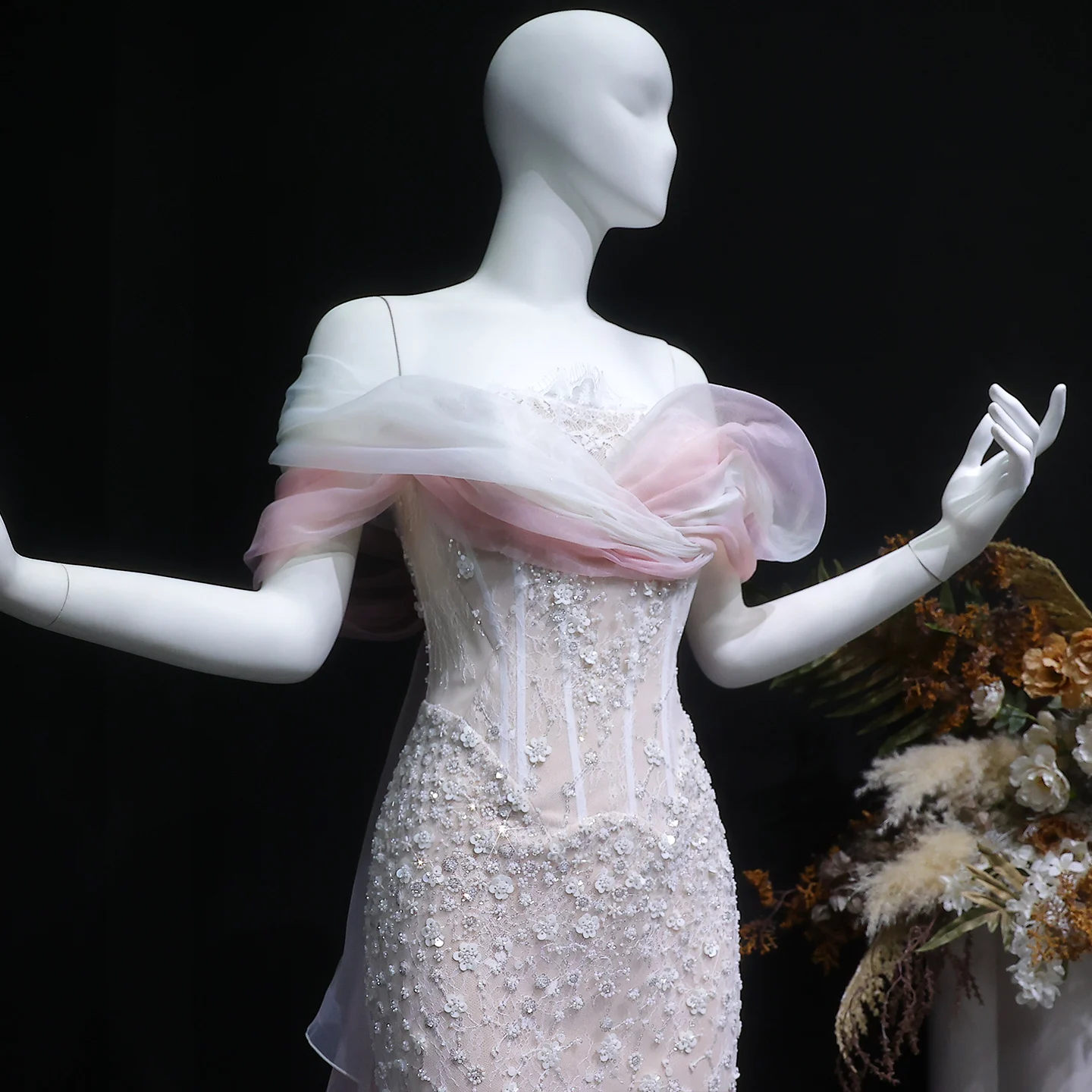 Sharon Said Dubai Elegantes Abendkleid in Blush Pink mit Blumenmuster und Perlen, schulterfrei, Meerjungfrauenstil, arabisches Damen-Abendkleid, SS519, maßgeschneidert – Detail 3