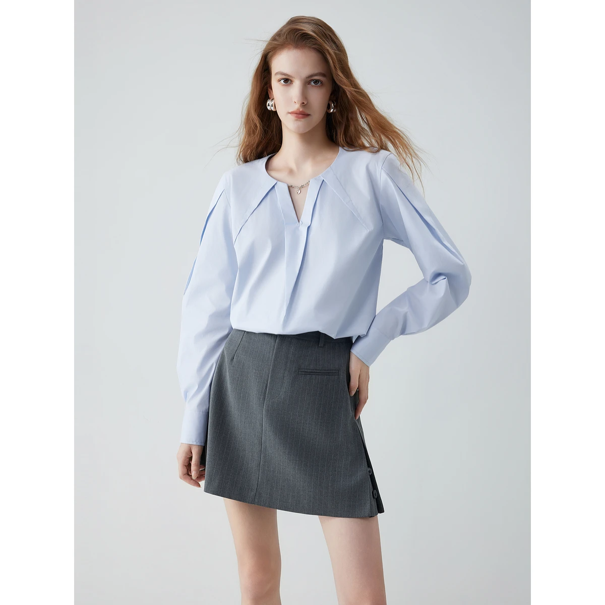 

Элегантная синяя рубашка с v-образным вырезом и длинными рукавами во французском стиле, женская осенняя новинка 202, минималистичная офисная женская повседневная футболка, уличный топ