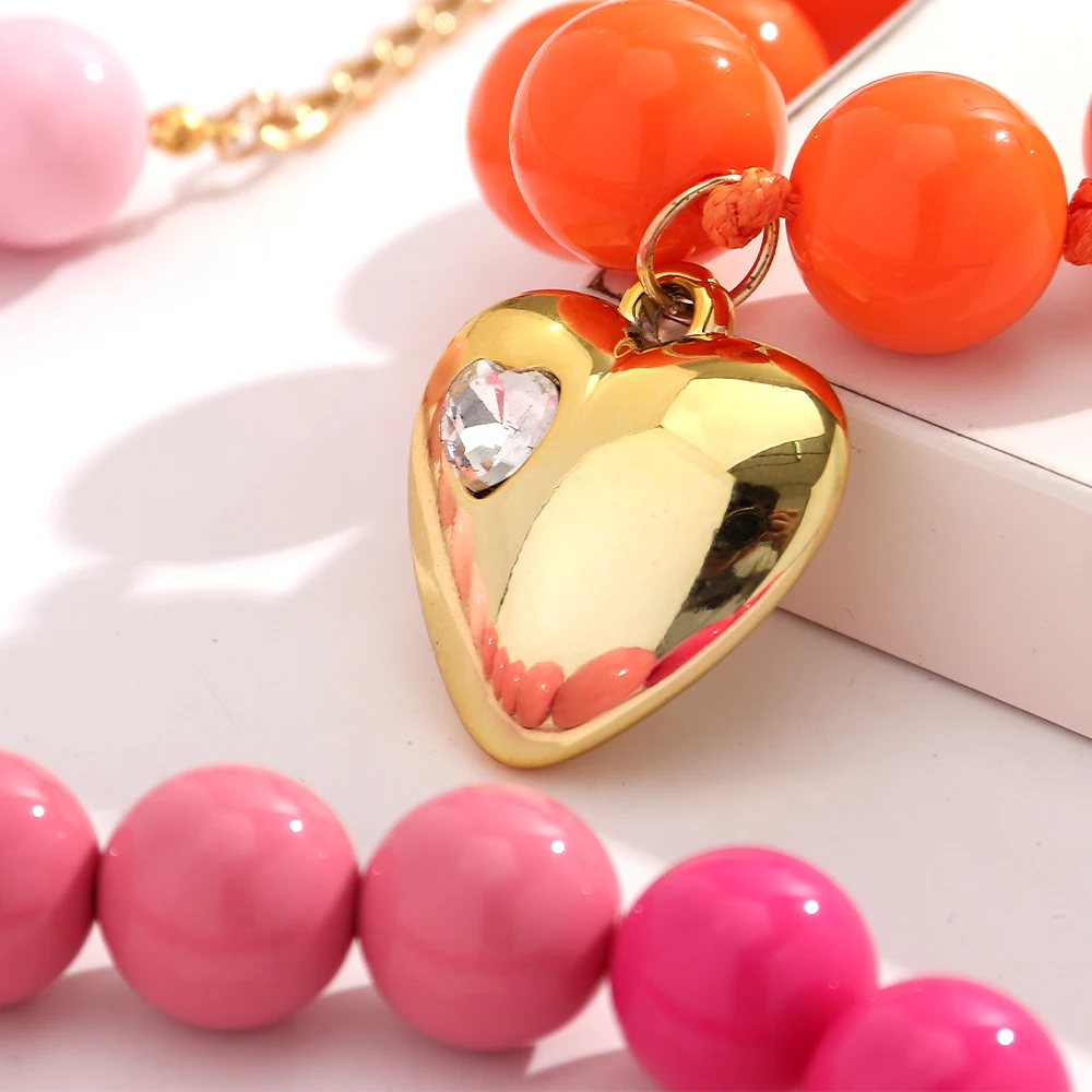 Neue bunte Acryl-Herz-Anhänger-Halskette für Frauen, Sommer, trendige handgefertigte runde Perlen, Y2K-Choker, Statement-Schmuck, Geschenk – Detail 5