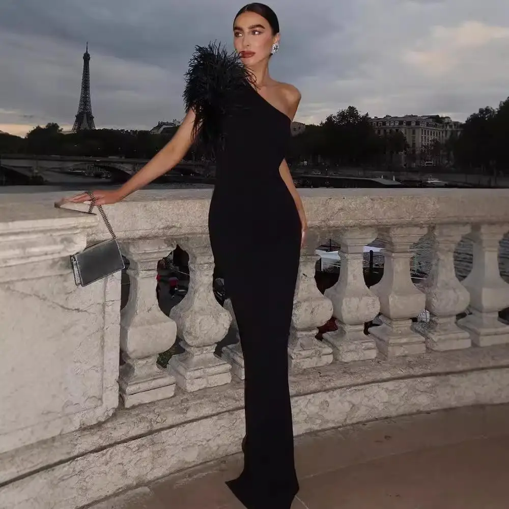 

Elegant Feather Spliced Sloping Shoulder Dress Lady Style mid Waist Bodycon without Sleeve for Citywalk in Winter