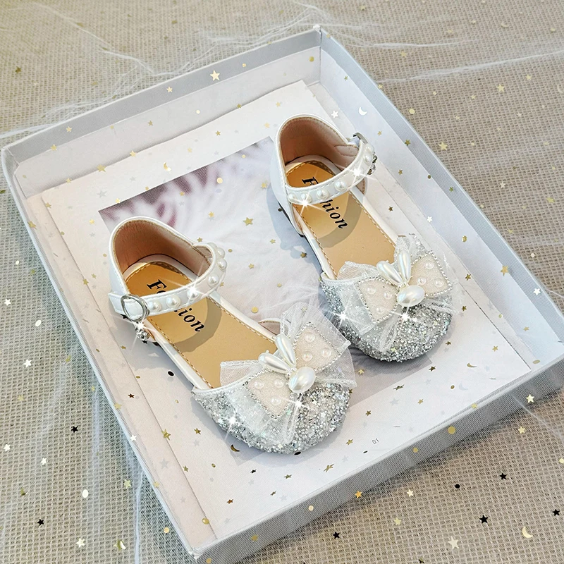 2024 estate nuovi sandali da principessa per bambini per ragazze moda Bowknot Sweet Pearl Temperamental Party Shoes morbidi appartamenti antiscivolo