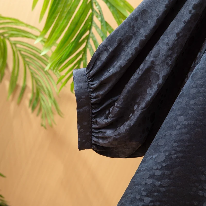 100%ผ้าไหมหม่อนผ้าไหมแจ็คการ์ดผู้หญิงเสื้อหลวมสีกรมท่าจุดรอบคอ 3/4 แขนเสื้อฤดูร้อน QQ046