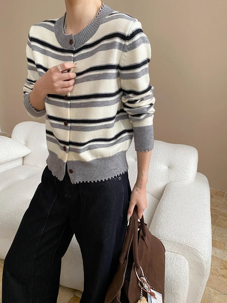 

Design wave edge contrasting stripes round neck slimming knit cardigan
