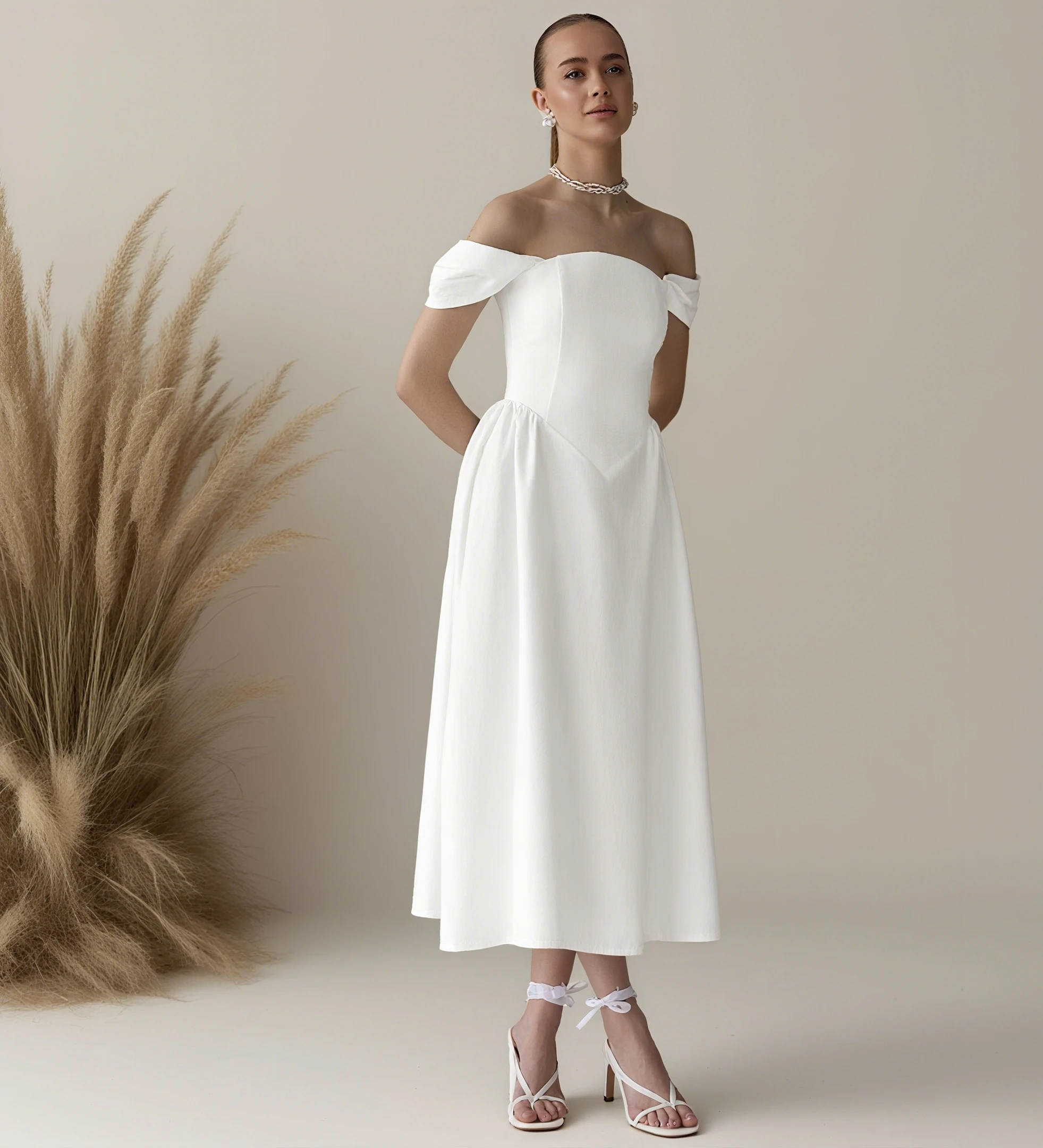 Abiti da sposa midi da donna con spalle scoperte bianche con volant e grazioso abito estivo