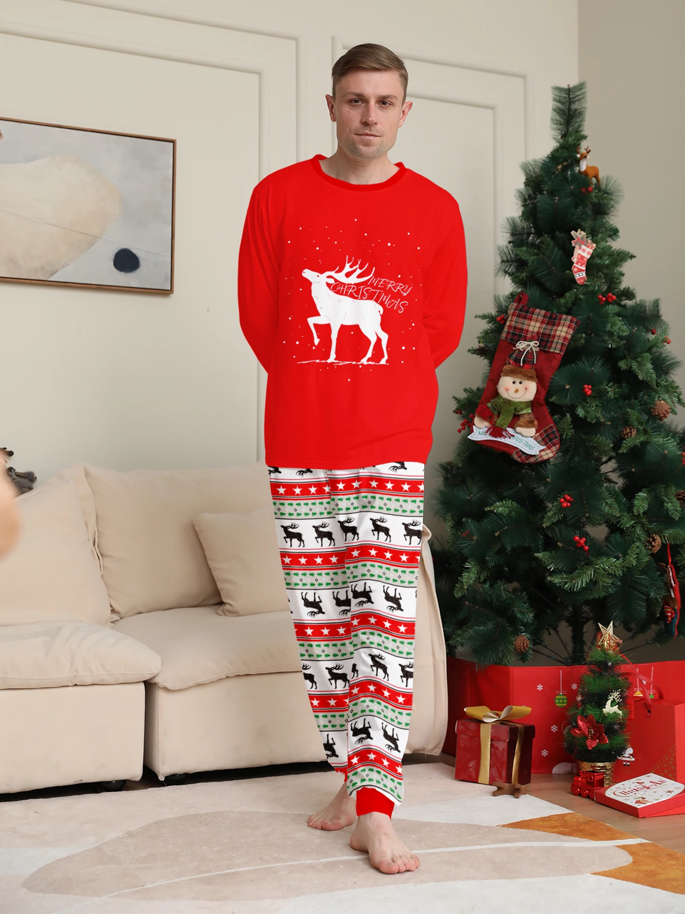 مجموعة بيجامات للزوجين لعيد الميلاد: قمصان حمراء مع طباعة الرنة البيضاء وعيد الميلاد المجيد"، سراويل الرنة في جزيرة فير