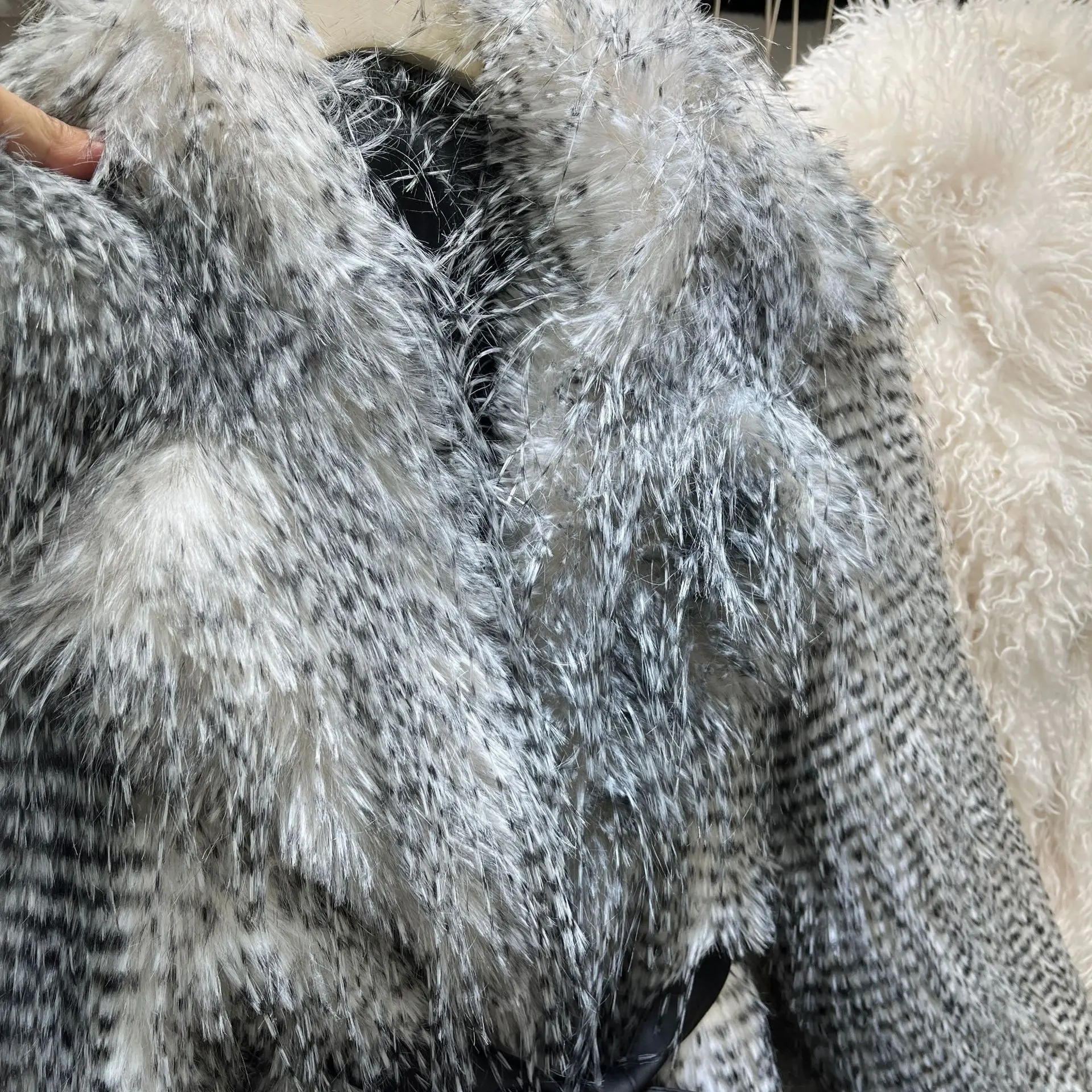 Faux Vos Bontjas voor Vrouwen Kwastje Gradiëntkleur Korte Winter Parka 2025, Nieuwe Europese Stijl Dikke Warme Pluche Bovenkleding