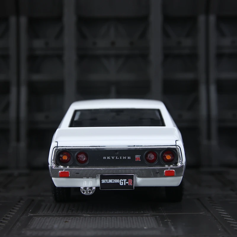 

Модель автомобиля Maisto 1:24, имитация Nissan Skyline 2000GT-R 1973 года, из сплава, с открывающимися дверями, тонкая работа, высокое качество.