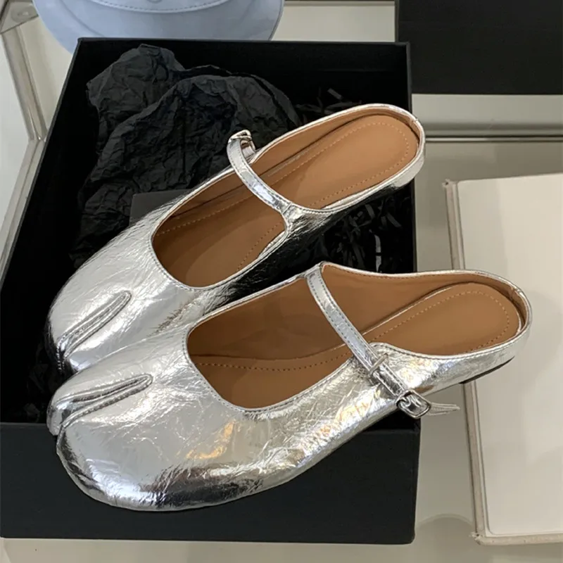 

Новинка 2025, стильные тапочки с разделенным носком, женские летние легкие нескользящие туфли-лодочки с пряжкой на ремне, милые лоферы на плоской подошве из мягкой кожи