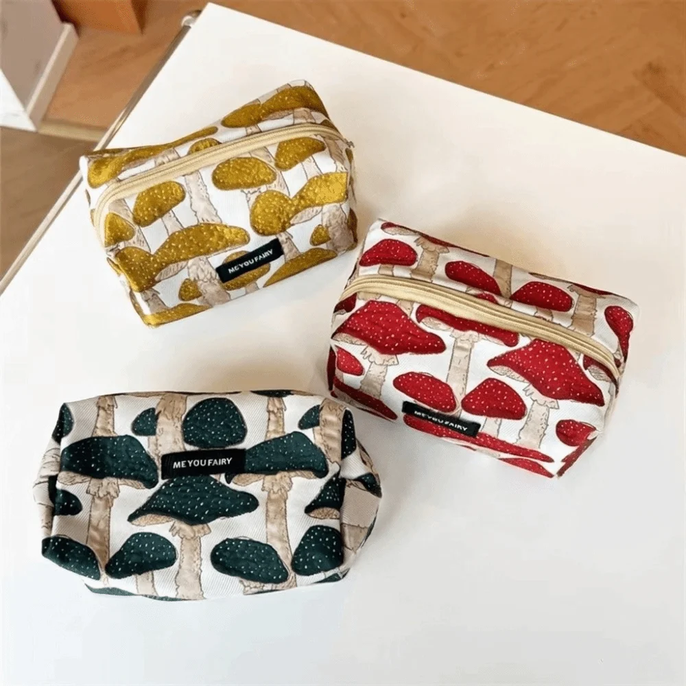 Cute Portable Cosmetic Pouch Mushroom Printing Large Capacity Coin Key Purse Washable Travel Clutch for Women