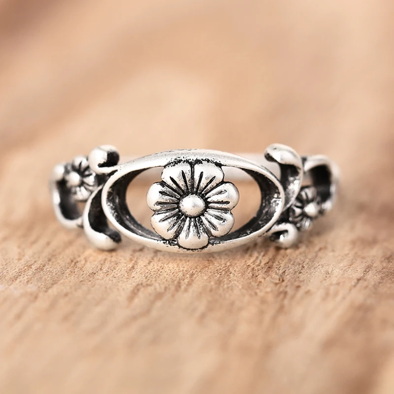 Huitan Einfacher Blumen-Damenring in Silberfarbe, frischer Stil, Party, Alltag, Modeaccessoires, eleganter, vielseitiger Damen-Metallschmuck