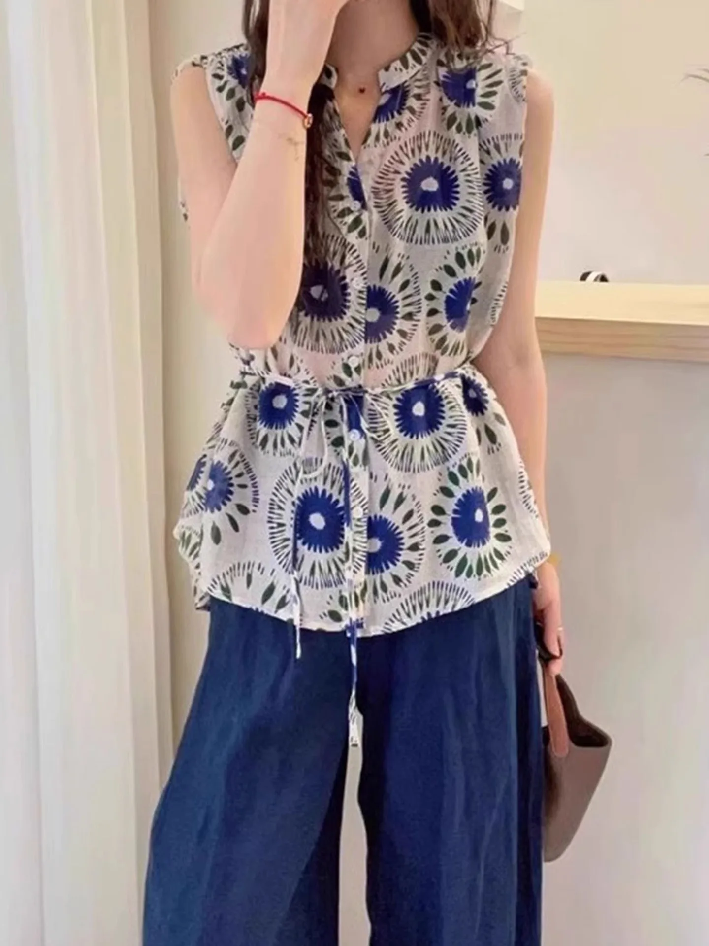 قميص أنيق مطبوع بدون أكمام بتصميم عصري بزر واحد، قصة مستقيمة نحيفة على الطراز الكوري، بلوزة حريرية لإطلالة أصغر سناً