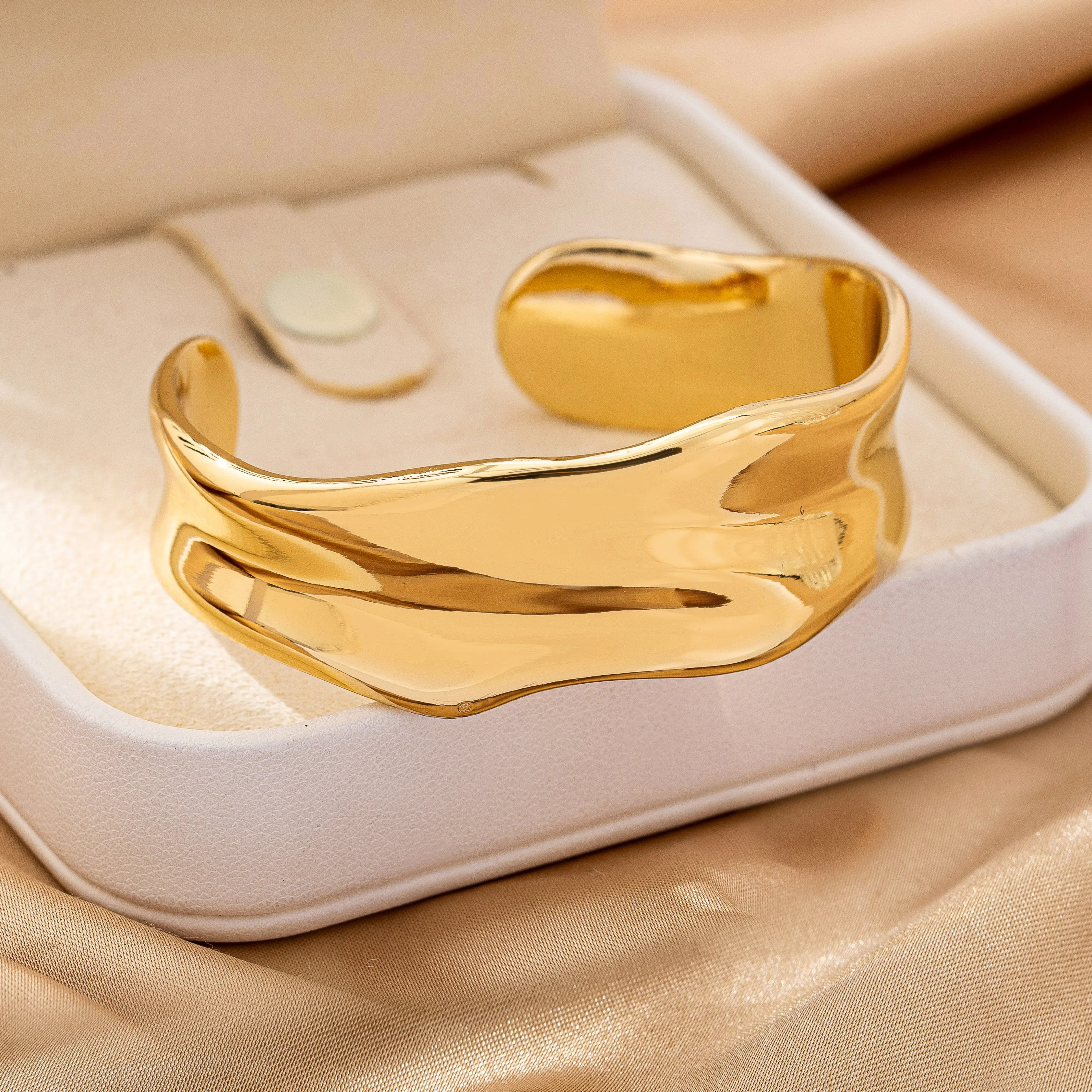 

Fashionable charm alloy glossy asymmetric geometric open bracelet, vacation travel jewelry