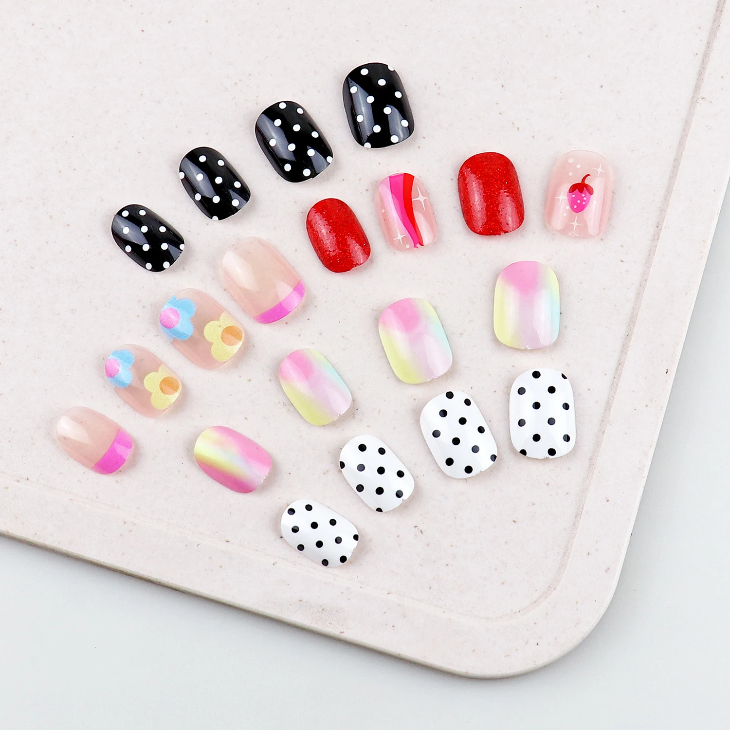 120 Pcs Polka Dots Kids Nails Press On Love Image False Nail Art Tips Pre-glue Short Oval Full Cover Fake Nails for Girl Toys