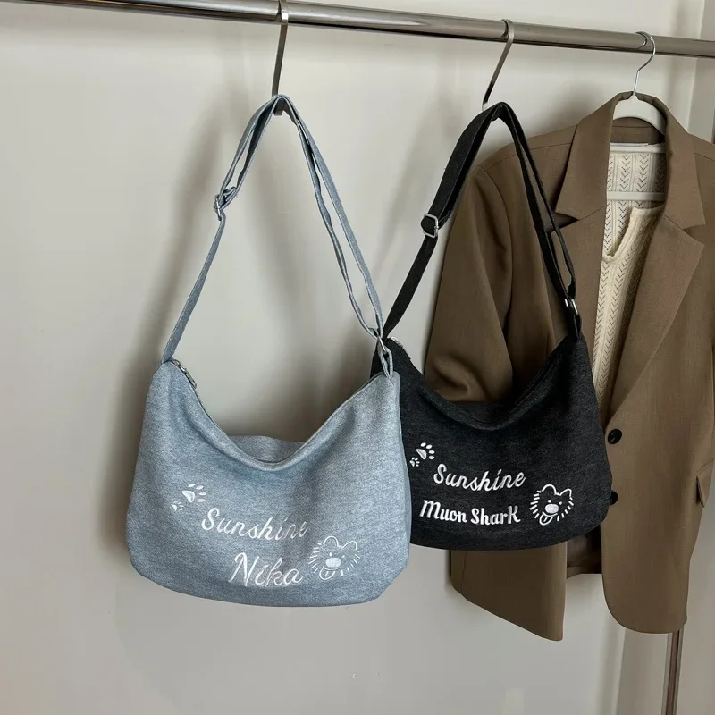 

Новинка 2023 года, женская джинсовая холщовая сумка с буквенным принтом - повседневная модная универсальная сумка-тоут и сумка-мессенджер в стиле клецок