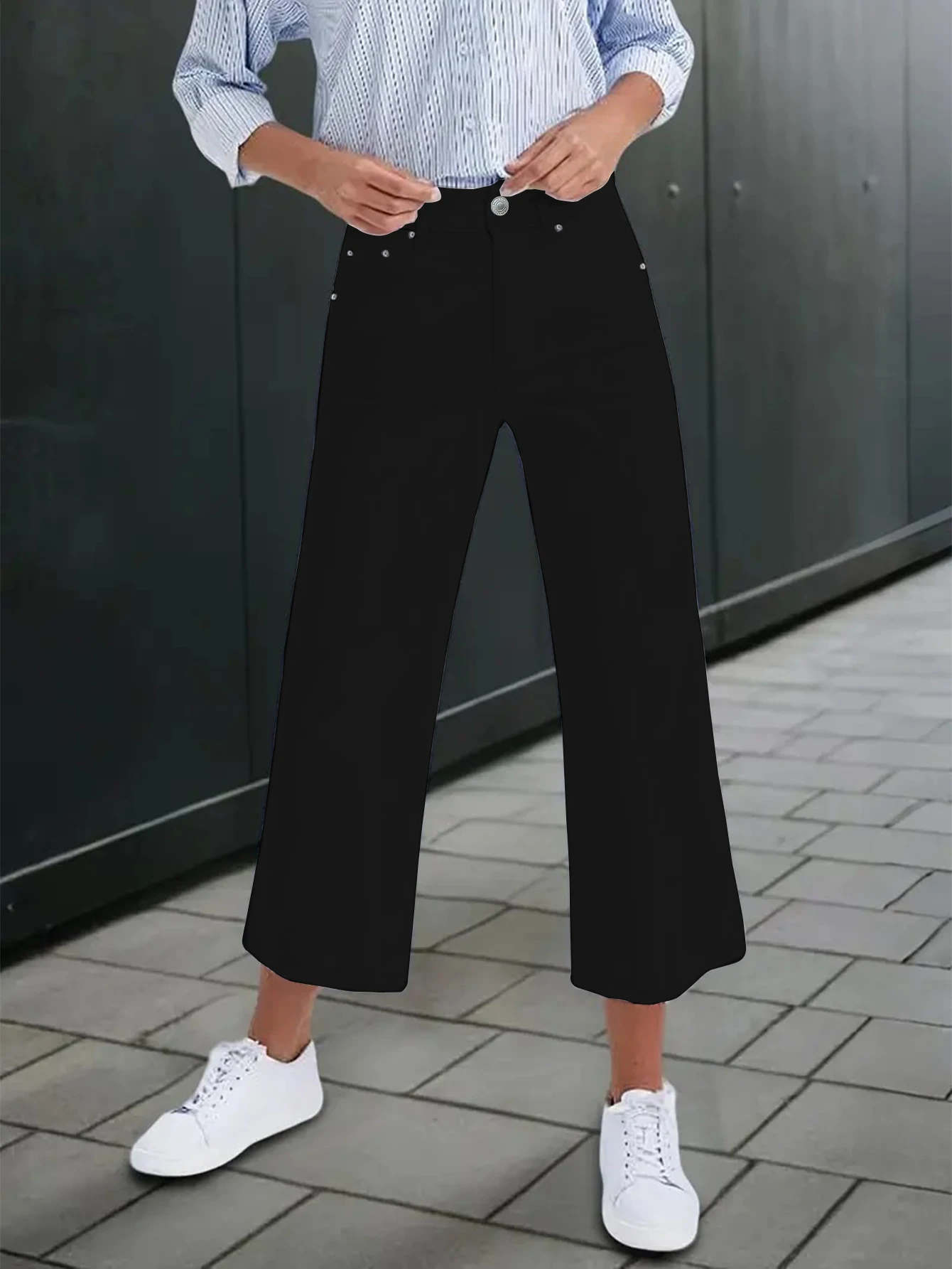 Schwarze, hoch taillierte Neun-Zoll-Jeans mit weitem Bein, stilvolle Arbeitskleidung für Damen. Die entspannte Passform ist sowohl elegant als auch lässig. Schwarz hergestellt