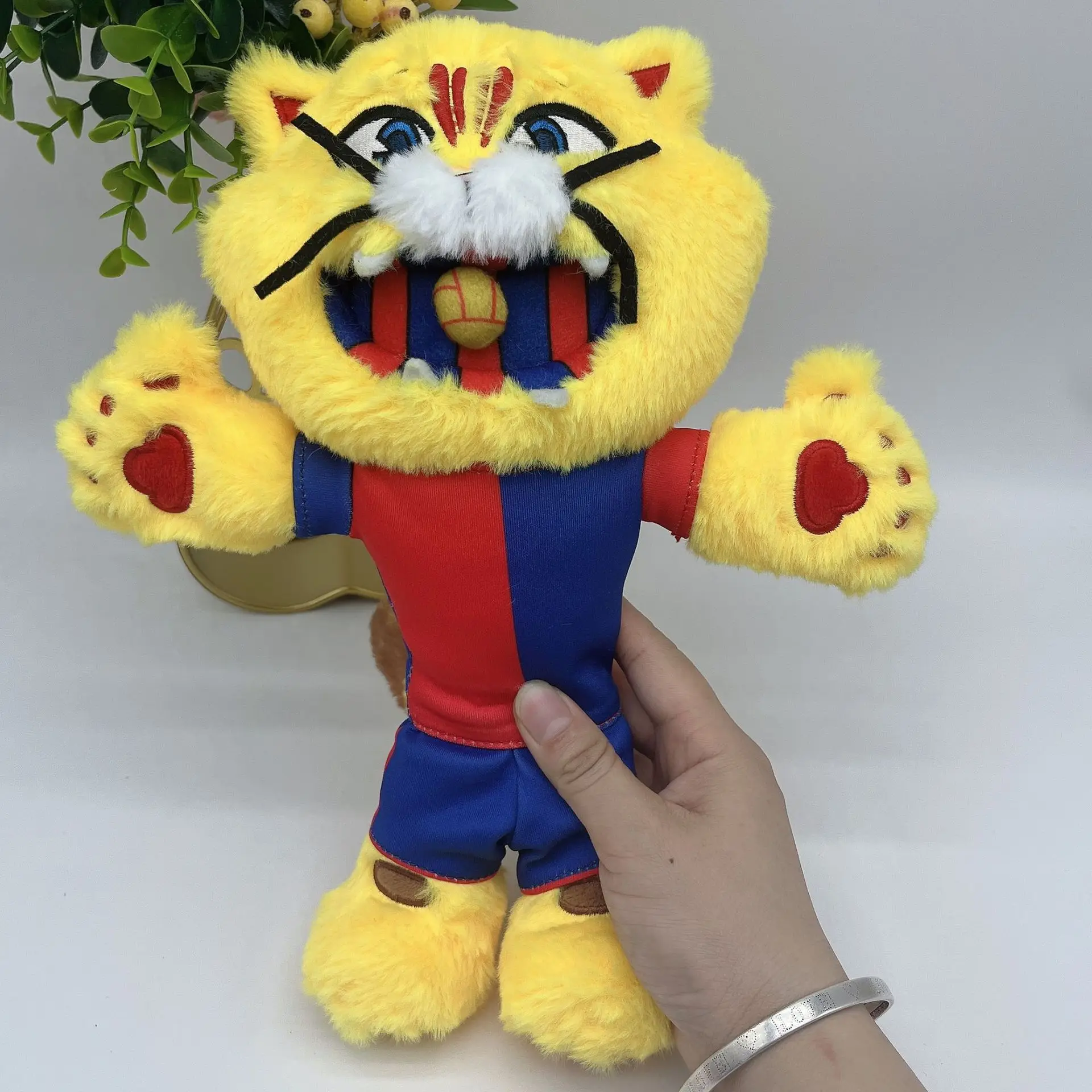 Peluche Mascotte de Football Barcelone 30CM, Collection de Peluches, Jouets en Peluche, Décoration de Chambre, Cadeaux d'Anniversaire pour Enfants Garçons Filles