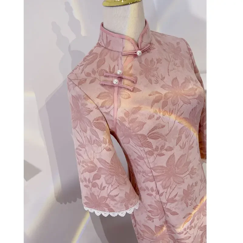

Розовый Cheongsam, осень-зима 2022, новое Ципао, элегантное высококачественное винтажное платье с цветочным принтом для молодых девушек в стиле ретро с перевернутыми большими рукавами