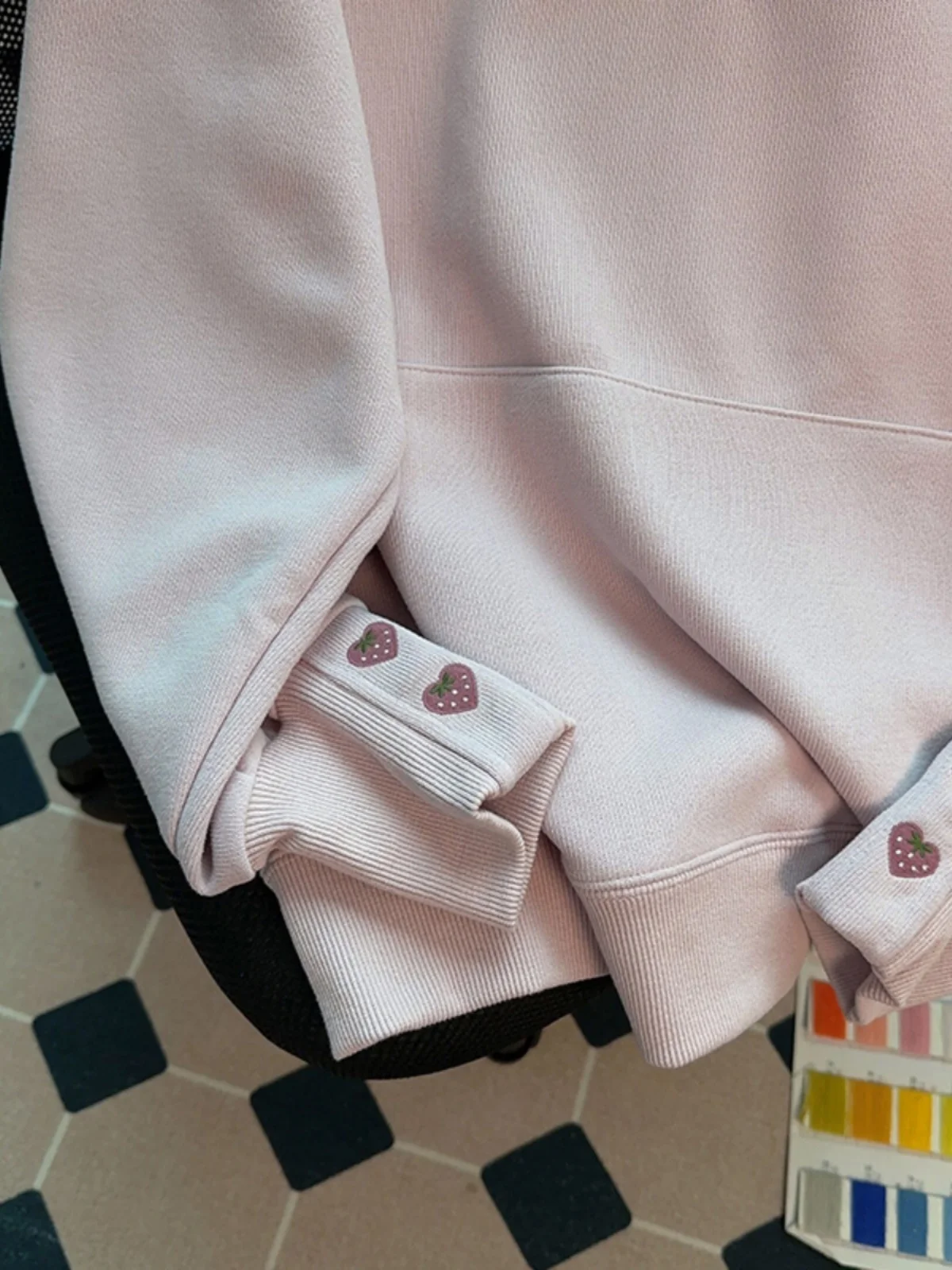 핑크 딸기 자수 후드티 여성용 루즈핏 슬림핏 탑 트렌디 봄 가을 대학 스타일 긴 소매 버블 소매