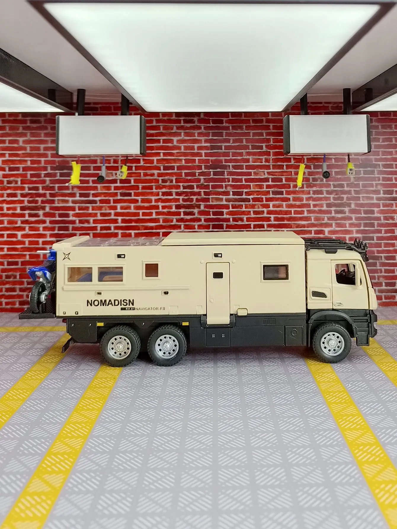 1:32 Mercedes-Benz truck alloy car model has simulated sound and lighting functions doors on both sides that can be opened