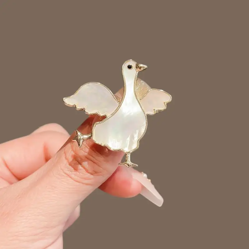 New Cute Goose Shaped Brooch Natural Mother Of Pearl Inlay Gold Plated Trim Delicate Fashion Jewelry Gift for Female Friends
