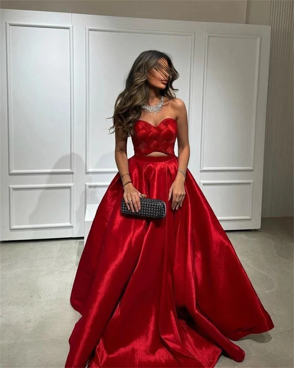 ชุดราตรีผ้าซาตินสไตล์โมเดิร์นแบบสั่งตัด  แบบคลาสสิก คอวี แขนกุด  ชุดงานเลี้ยง  กระโปรงยาวแบบเรียบง่าย  ชุดเดรสออกงาน