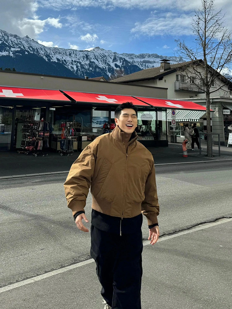 

Утепленная хлопковая куртка-бомбер для мужчин, зимняя, в бейсбольном стиле, с воротником-стойкой, с полиэстеровым наполнителем, с длинными рукавами, на молнии.