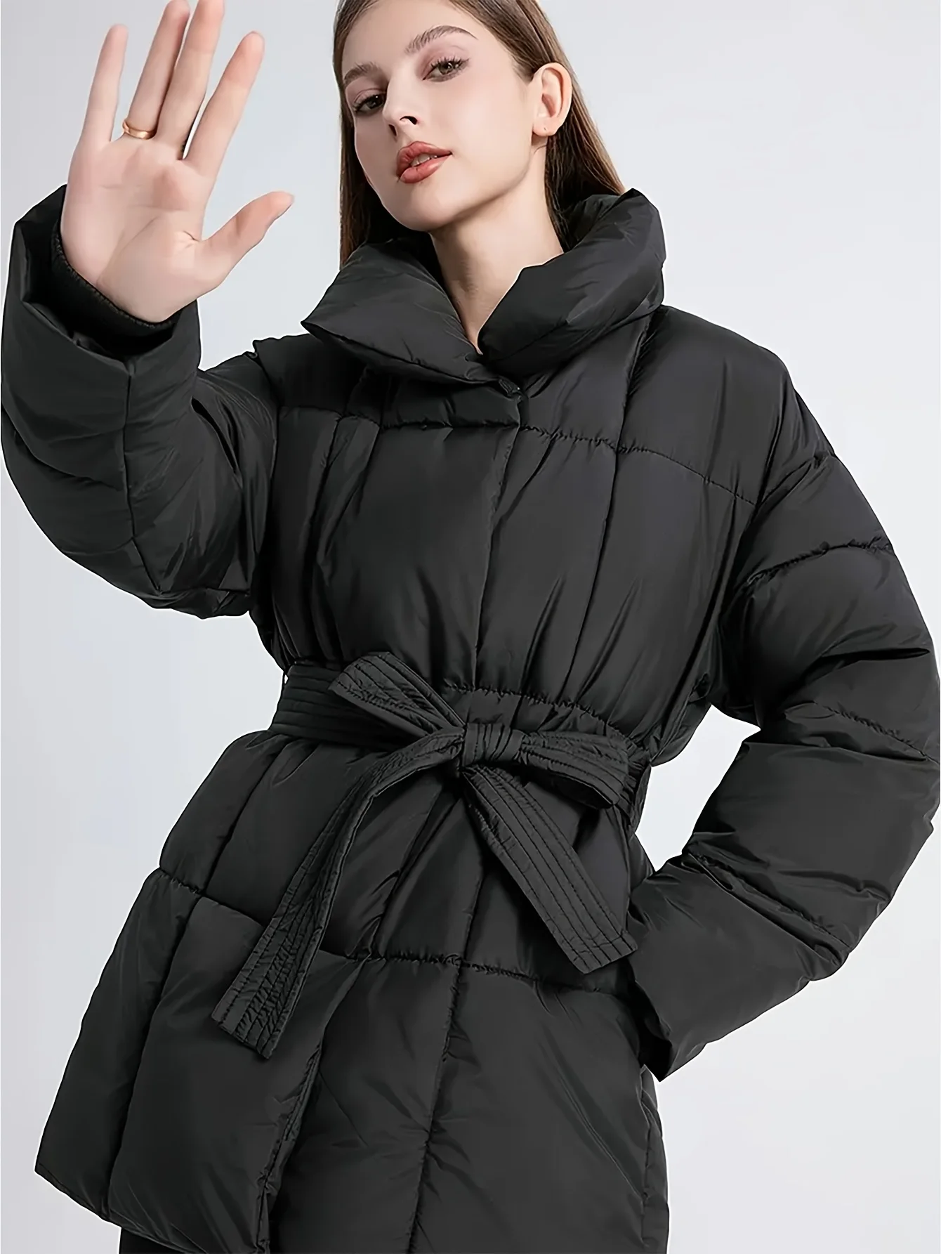 Krótka kurtka bawełniana, europejski i amerykański styl, nowość na zimę 2025, luźna, codzienna, ciepła, stójka, pasek w talii, kurtka bawełniana.