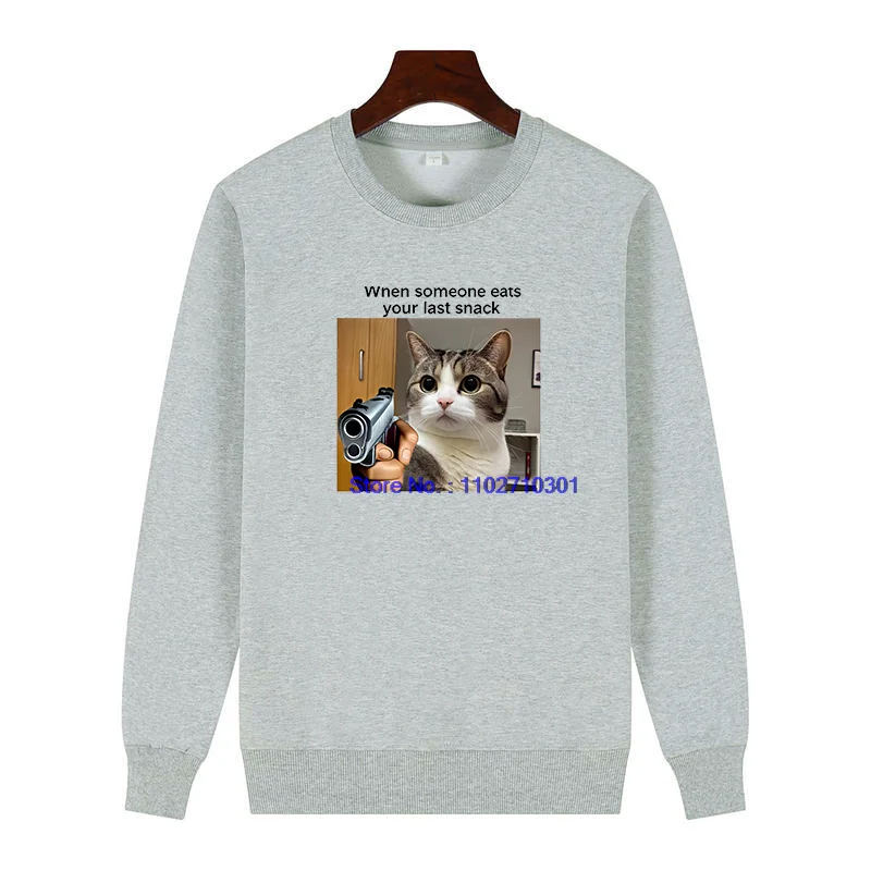 Camiseta Masculina de Moletom com Estampa Gráfica 'When Someone Eats Your Last Snack' - Gola Redonda, Estilo Pulôver de Lã, com Tema de Gato com Arma