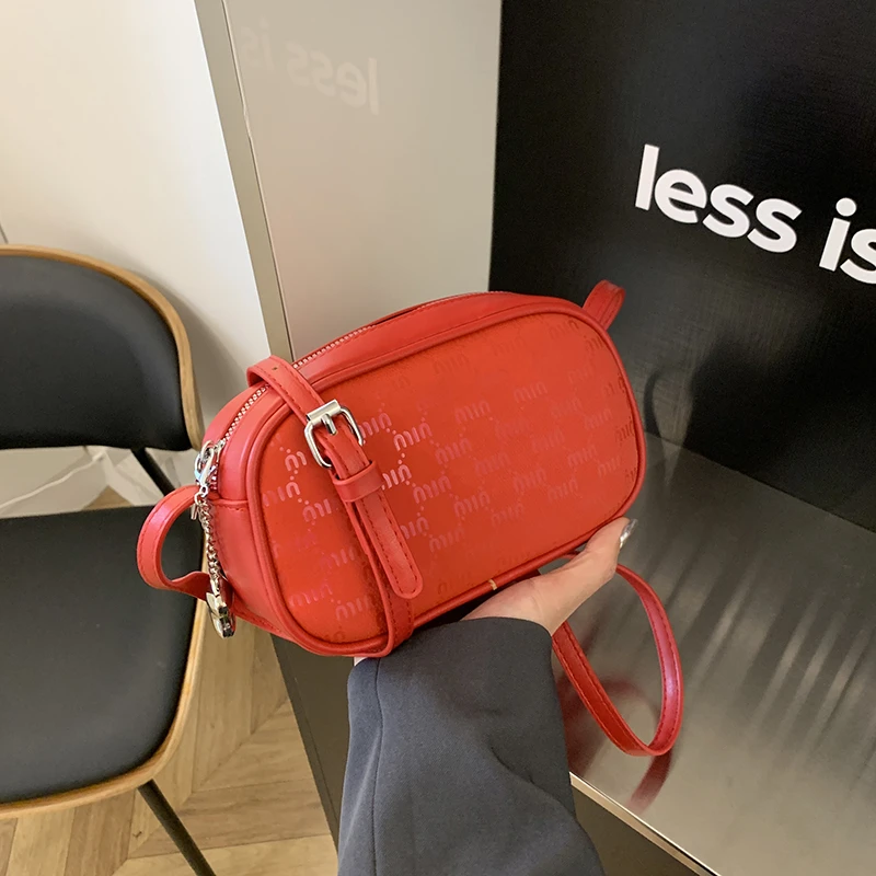 Роскошный кожаный клатч с уникальным винтажным логотипом с буквами и минималистской элегантностью для вечернего шоу