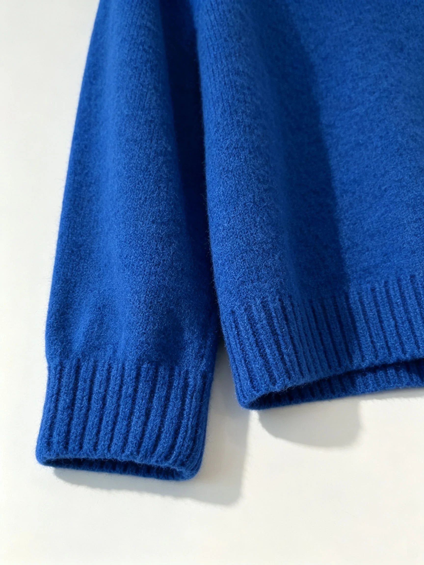Damenpullover mit langen Ärmeln, Rundhalsausschnitt und schlichtem, einfarbigem Design, ideal für Herbst und Winter. – Detail 4