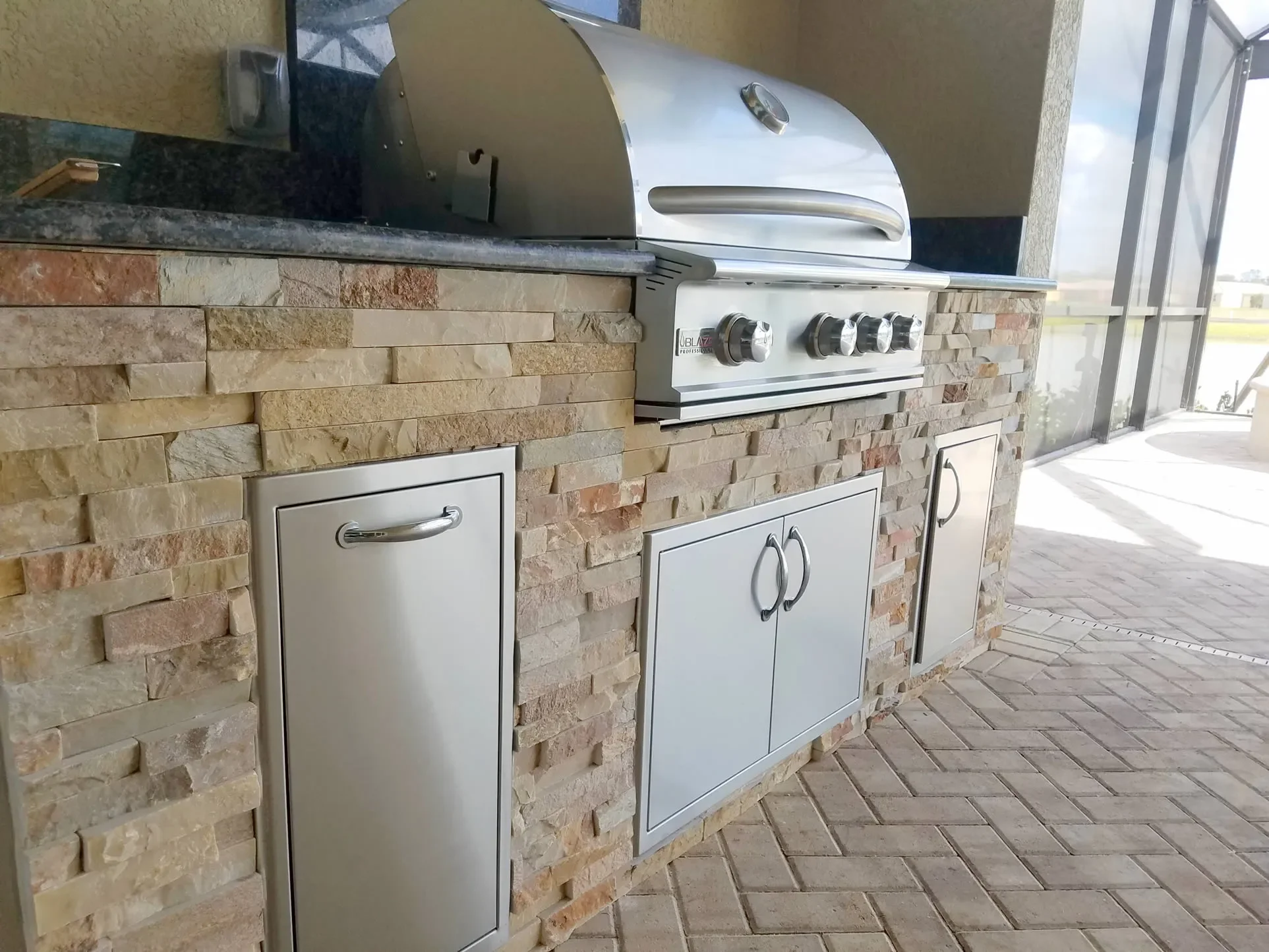 Custom Marble Slab Countertop with 4 Burners Whole Stone Barbecue Built-in Stainless Steel Gas Grill White Top Outdoor Kitchen