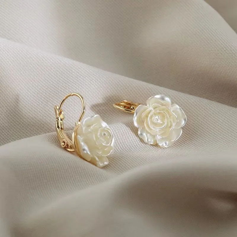 Luxury White Camellia Flower Dangle Earrings for Women Summer Elegant Korean Fashion Adcanced Sense Gold Color Party Jewelry