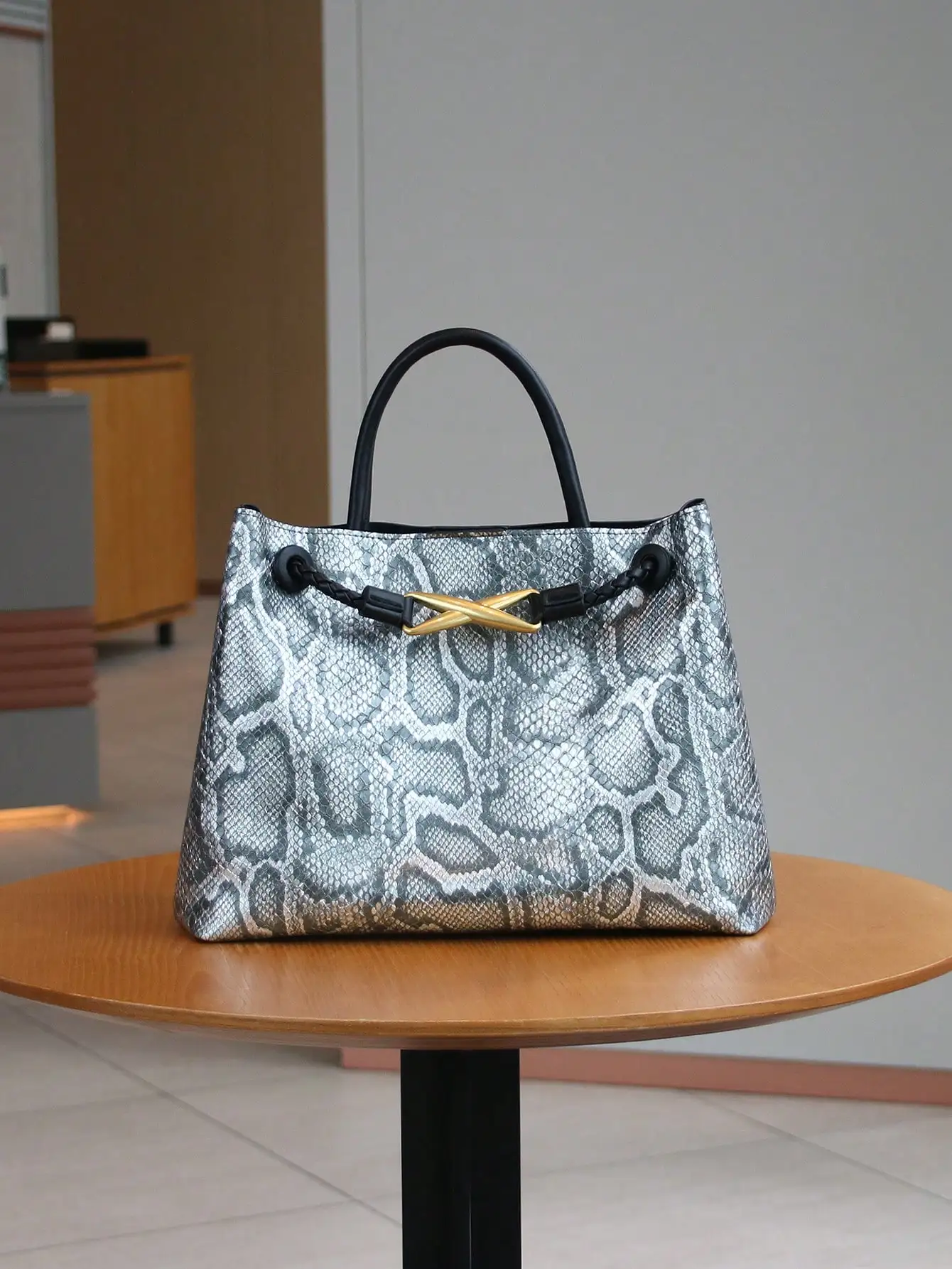 

2025 European and American fashion new retro handbag niche design metal rope buckle large-capacity woven handbag leisure shoulde