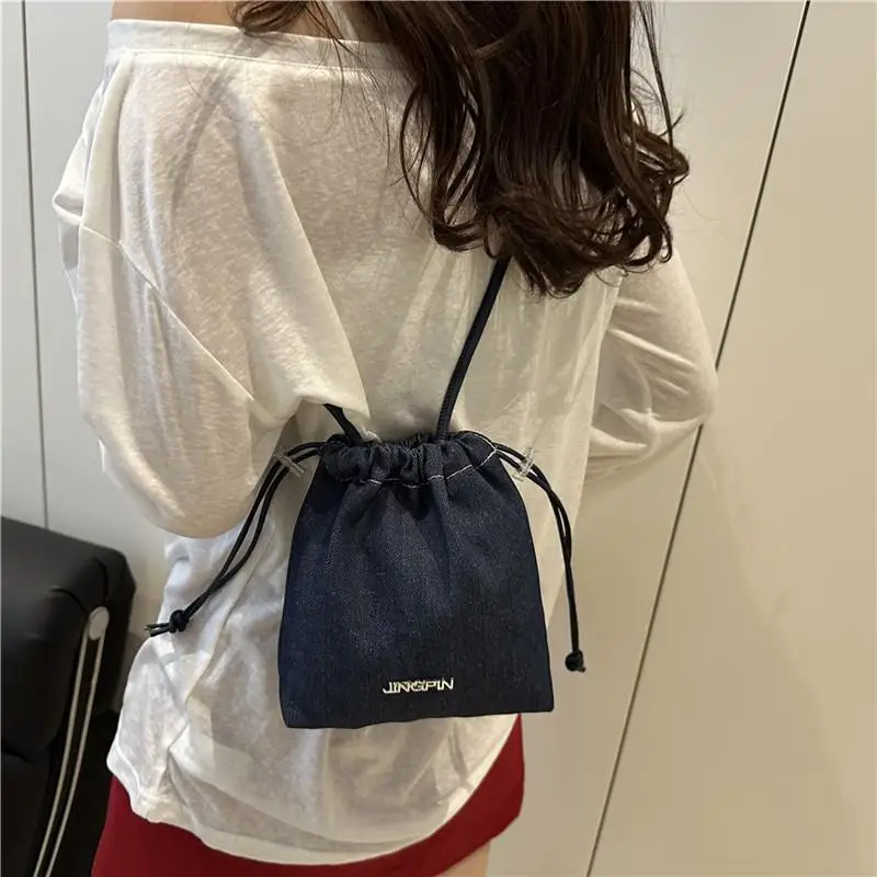 Borse a tracolla con coulisse in denim alla moda Borsa da ragazza Borsa a secchiello con tracolla Borsa da donna con senso del design della moda Borsa per telefono Borsa per pendolari Regali
