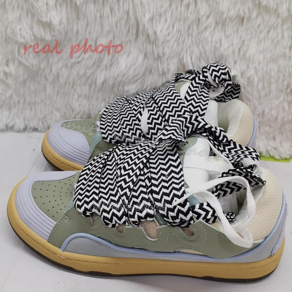 Sepatu sneakers bertali untuk wanita, sepatu kets olahraga luar ruangan sol tebal mewah nyaman ringkas warna campur 2023 untuk wanita