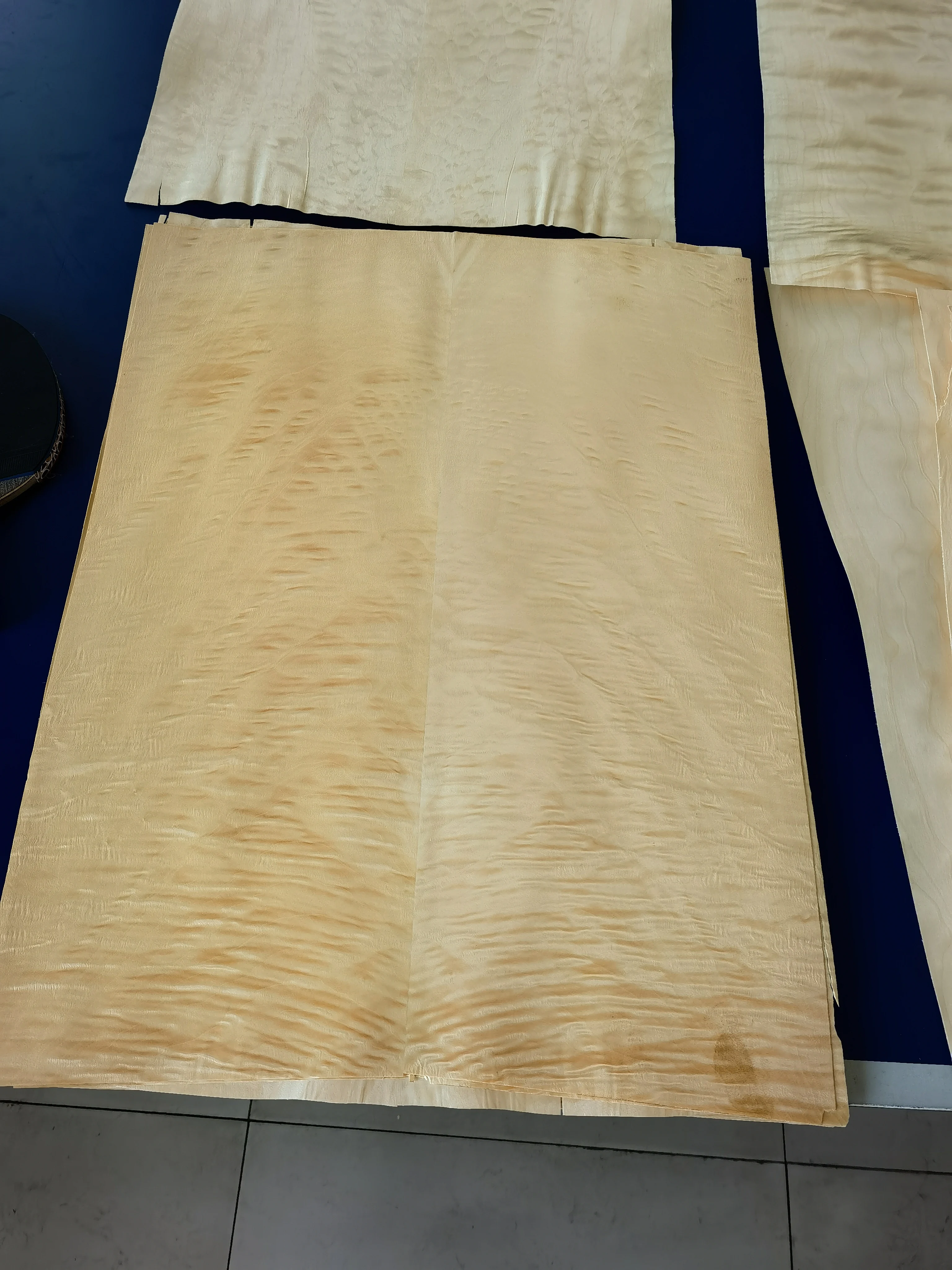 2  pcs  Beautiful Natural color pattern Maple guitar with veneer 51-52cmx39-41cmx0.5mm