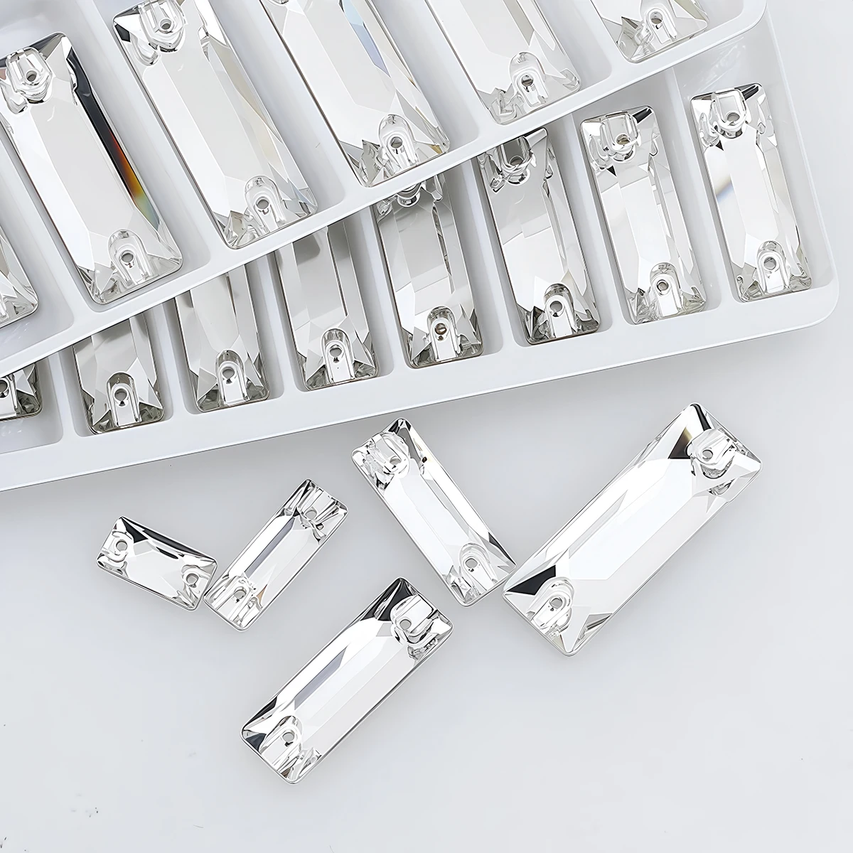 Rechteckiger, kristallklarer Glas-Strass mit 2 Löchern, spiegelnde, flache Rückseite zum Aufnähen, Bastelmaterial für Hochzeitskleidung, Taschen und Kleidungsornamente – Detail 2