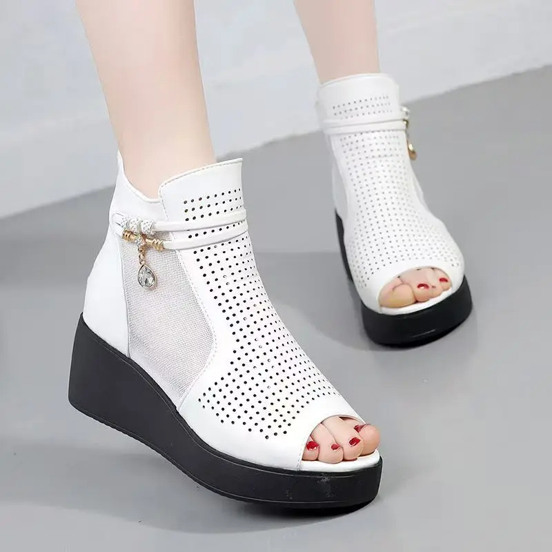 

Женские кожаные ботильоны на танкетке с открытым носком, новые летние ботильоны на толстой подошве, нескользящие, большой размер, с сетчатой молнией, на высоком каблуке, крутые ботинки
