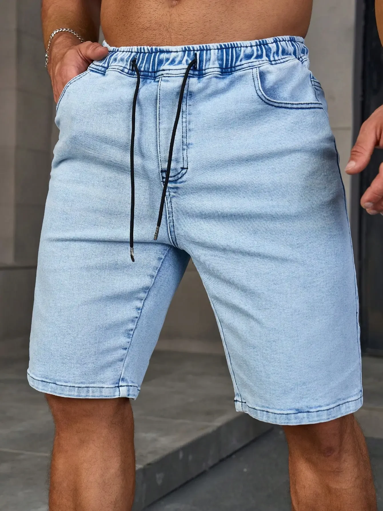 

Поп-мужские летние джинсовые шорты. Голубые джинсовые шорты с эластичной резинкой на талии. Дизайн шнурка. Повседневная тенденция.