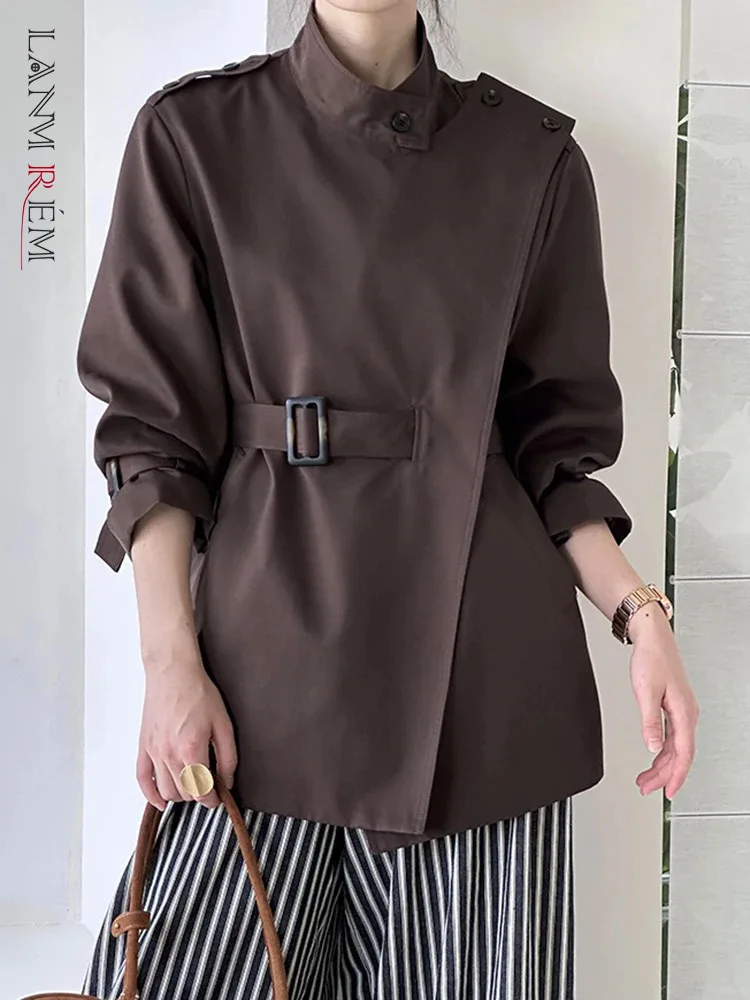 

[LANMREM] Irregular Design Stand Neck Trench For Women Belt Gathered Waist Office Lady Windbreaker 2024 Autumn New 26C249