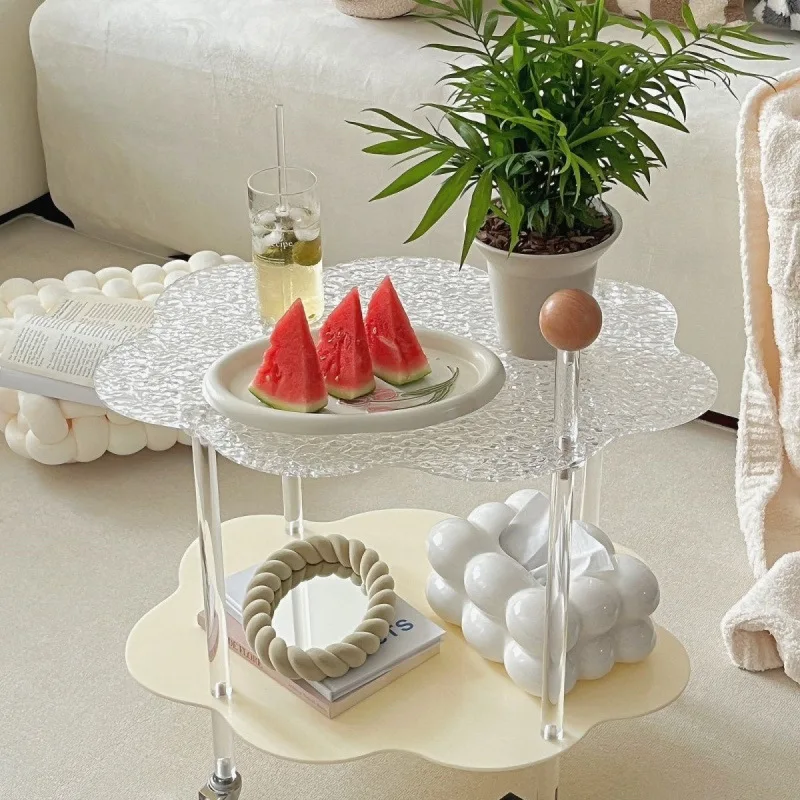 طاولة القهوة السحابية من الأكريليك لغرفة المعيشة بجانب الأريكة، عدد قليل من عربة التخزين ذات الطبقة المزدوجة البسيطة المتحركة